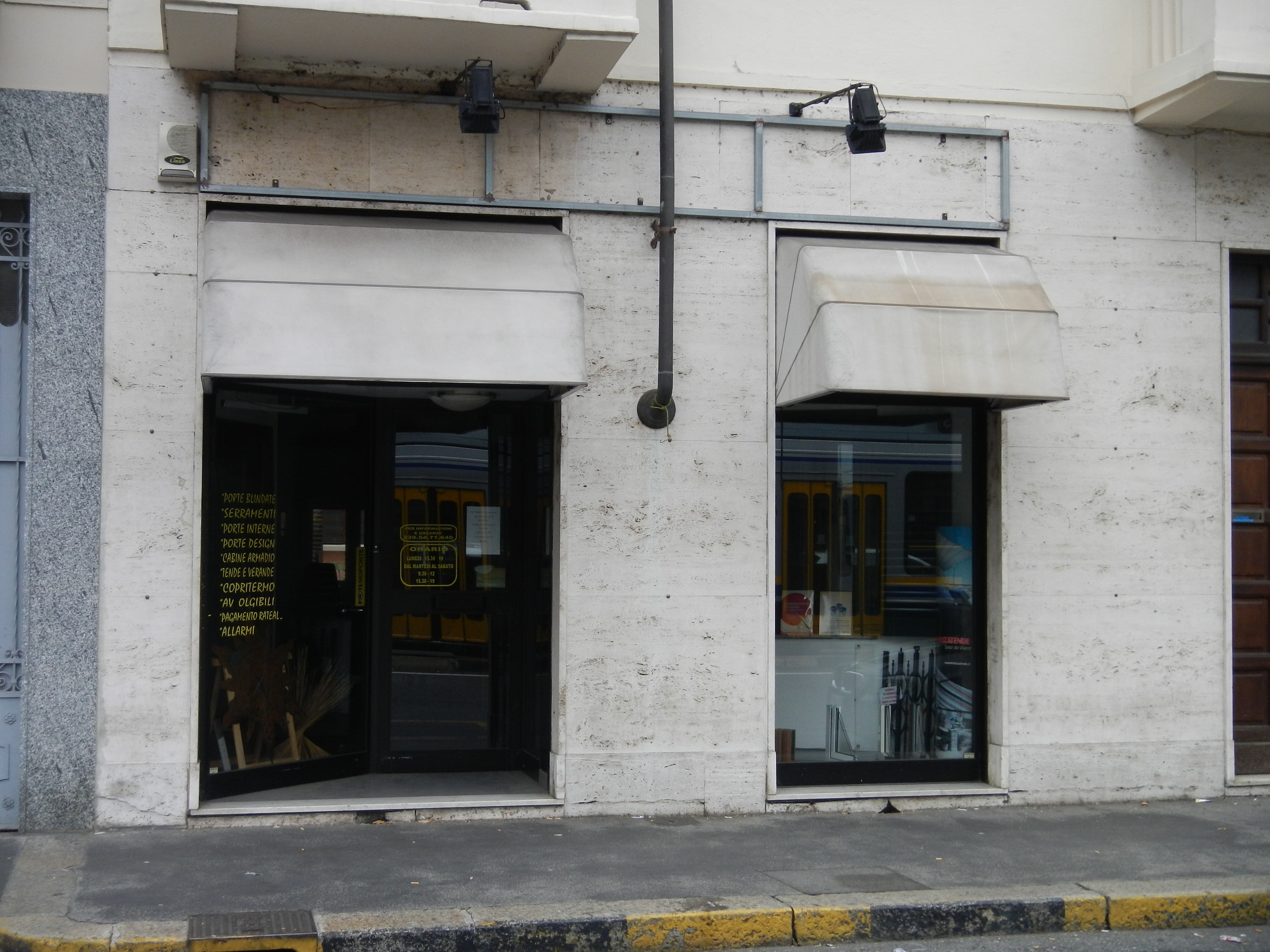 Vetrine negozio Via Lanzo 78 Torino