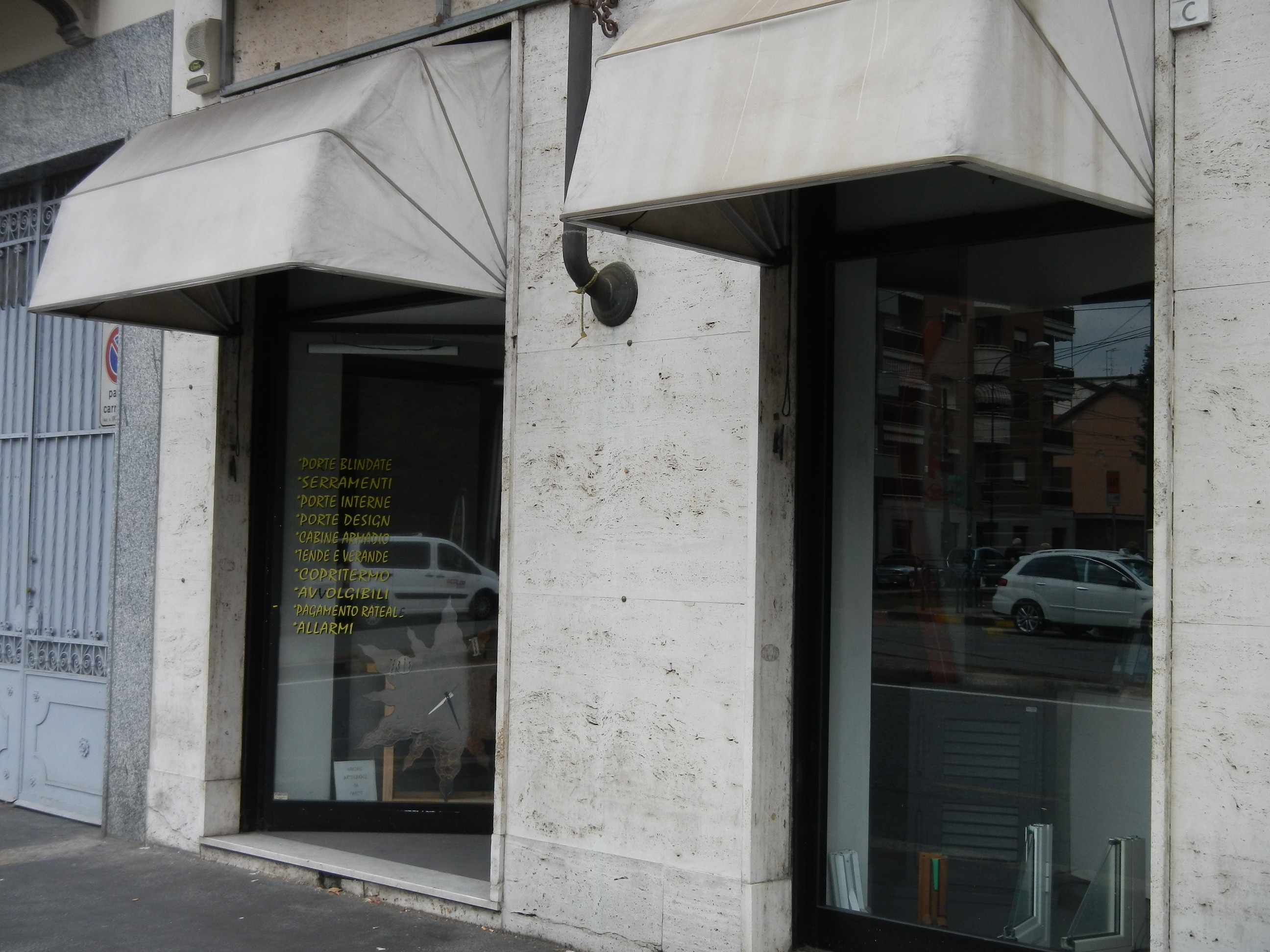 Vetrine negozio Via Lanzo 78 Torino